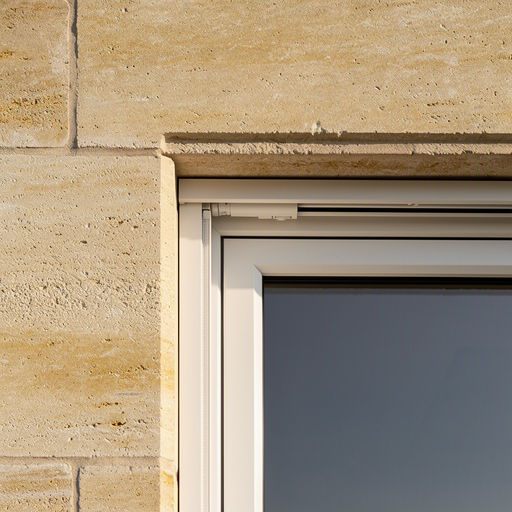 Detail opname wit kunststof kozijn in gevel van gerenoveerd appartement in Luik