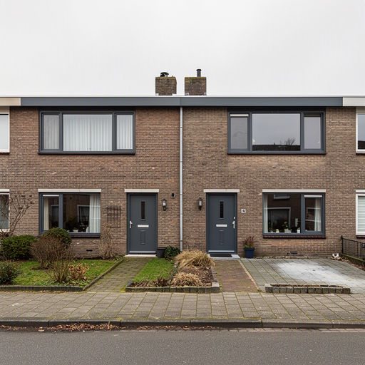 Twee-onder-een-kapwoning in Meerssen met moderne antraciet kunststof kozijnen en bakstenen gevel
